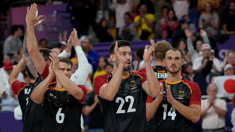 Die Deutschen Johannes Tille, Tobias Brand und Moritz Karlitzek (von links) feiern den Sieg ihrer Mannschaft. - Die Deutschen Johannes Tille, Tobias Brand und Moritz Karlitzek (von links) feiern den Sieg ihrer Mannschaft. Die Deutschen Johannes Tille, Tobias Brand und Moritz Karlitzek (von links) feiern den Sieg ihrer Mannschaft. - Die Deutschen Johannes Tille, Tobias Brand und Moritz Karlitzek (von links) feiern den Sieg ihrer Mannschaft.