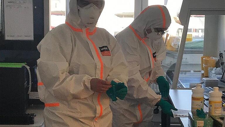 Laboklin Bad Kissingen - Mitarbeiter in Vollschutz im Labor von Laboklin während der Pandemie. Laboklin Bad Kissingen - Mitarbeiter in Vollschutz im Labor von Laboklin während der Pandemie.