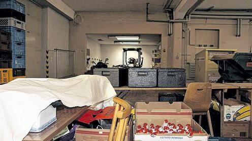 Nüchtern: Aus der alten Fahrzeughalle in Gerbrunn, jetzt Ausgabestelle der Tafel und Garage, soll ein Veranstaltungssaal werden. Nüchtern: Aus der alten Fahrzeughalle in Gerbrunn, jetzt Ausgabestelle der Tafel und Garage, soll ein Veranstaltungssaal werden.
