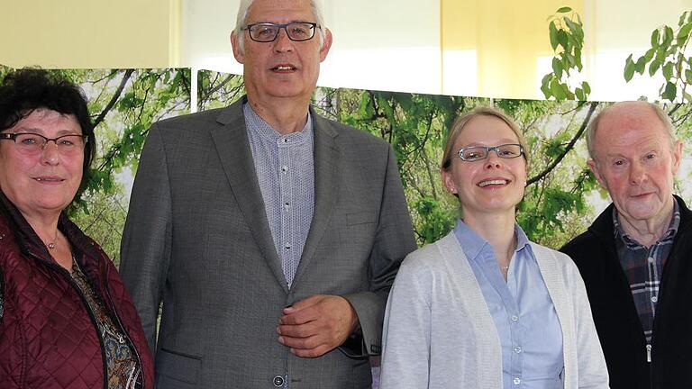 Veränderungen an der Spitze der Ökumenischen Sozialstation St. Elisabeth: Uwe Rentz löste Heribert Rügamer (rechts) als Vorsitzender ab. Marianne Tschammer ist für die Geschäftsleitung verantwortlich und Carina Merz hat die Pflegdienstleitung übertragen bekommen. Veränderungen an der Spitze der Ökumenischen Sozialstation St. Elisabeth: Uwe Rentz löste Heribert Rügamer (rechts) als Vorsitzender ab. Marianne Tschammer ist für die Geschäftsleitung verantwortlich und Carina Merz hat die Pflegdienstleitung übertragen bekommen.