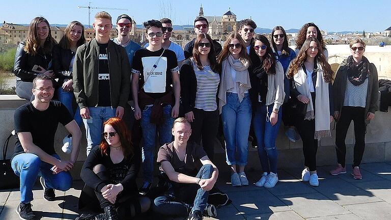 Die Reisegruppe der FOS/BOS vor der Puente Romano in Cordoba. Die Reisegruppe der FOS/BOS vor der Puente Romano in Cordoba.