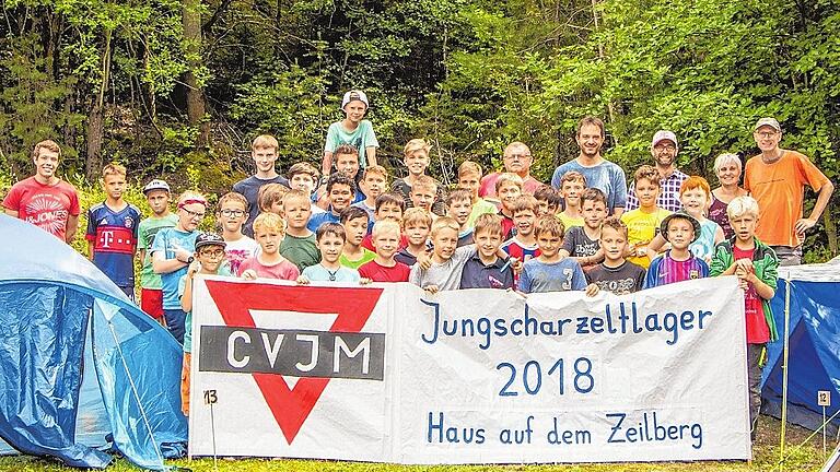 Abkühlung beim CVJM-Zeltlager: Freibad und Rasensprenger - Sonne satt gibt?s diese Woche auch für die 34 Teilnehmer und die Mitarbeiter beim CVJM-Jungscharzeltlager für Jungs auf dem Zeilberg. Klar, dass da nicht zuletzt der eine oder andere Besuch im Freibad auf dem Programm steht. Und wenn man so eine Attraktion wie den Steinerlebnispfad vor dem Zelteingang hat, bietet sich ein Besuch dort natürlich ebenfalls an. Geschichte und Kultur sind für Donnerstagnachmittag angesagt, mit einem Besuch des Zwei-Länder-Museums in Straufhain. Ansonsten gehören Geländespiele und verschiedene Sportangebote natürlich ebenso dazu wie die gemeinsamen Runden am Lagerfeuer mit biblischen Impulsen – diesmal aus dem Leben von König David – und einer Fortsetzungsgeschichte. Apropos Lagerfeuer: Das fällt dieses Jahr etwas kleiner aus, als Zugeständnis an die Hitze. Dafür ist auch im Lager selbst für Abkühlung gesorgt: der Rasensprenger steht mitten auf dem Zeltplatz. Und überhaupt steht Abkühlung hoch im Kurs beim Zeltlager. Abkühlung beim CVJM-Zeltlager: Freibad und Rasensprenger - Sonne satt gibt?s diese Woche auch für die 34 Teilnehmer und die Mitarbeiter beim CVJM-Jungscharzeltlager für Jungs auf dem Zeilberg. Klar, dass da nicht zuletzt der eine oder andere Besuch im Freibad auf dem Programm steht. Und wenn man so eine Attraktion wie den Steinerlebnispfad vor dem Zelteingang hat, bietet sich ein Besuch dort natürlich ebenfalls an. Geschichte und Kultur sind für Donnerstagnachmittag angesagt, mit einem Besuch des Zwei-Länder-Museums in Straufhain. Ansonsten gehören Geländespiele und verschiedene Sportangebote natürlich ebenso dazu wie die gemeinsamen Runden am Lagerfeuer mit biblischen Impulsen – diesmal aus dem Leben von König David – und einer Fortsetzungsgeschichte. Apropos Lagerfeuer: Das fällt dieses Jahr etwas kleiner aus, als Zugeständnis an die Hitze. Dafür ist auch im Lager selbst für Abkühlung gesorgt: der Rasensprenger steht mitten auf dem Zeltplatz. Und überhaupt steht Abkühlung hoch im Kurs beim Zeltlager.