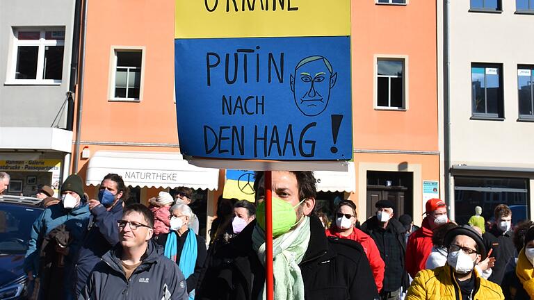 Putin als Kriegsverbrecher anzuklagen und in Den Haag anzuklagen, forderte dieser Teilnehmer der Mahnwache.