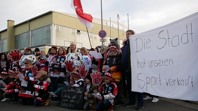 Fans der Kissinger Wölfe lassen im Januar 2020 ihren Unmut über die verfahrene Situation an der Eishalle raus. Fans der Kissinger Wölfe lassen im Januar 2020 ihren Unmut über die verfahrene Situation an der Eishalle raus.