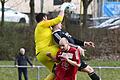Der zweifache Torschütze Kai Breier (in Schwarz) von der SG Mellrichstadt/Frickenhausen versucht, den Ball nach einer Flanke ins Tor zu köpfen. Der Torwart des TSV Rothhausen/Thundorf, Tobias Geier, ist zur Stelle. Vorne Abwehrspieler Marco Schmitt.