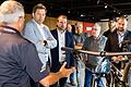 Geschäftsführer Bernhard Johanni (von links) und die Mitglieder des Betriebsrats (Hintergrund) sprechen mit Lars Klingbeil, Stefan Rottman und Markus Hümpfer über die Bedeutung der Fahrradindustrie für die Region.
