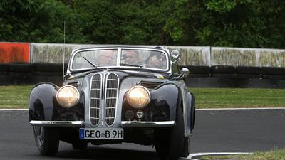 Kurvenfahrt: Der BMW 327 Sport Cabriolet, Baujahr 1939, von Ulrich Adams (links) bei der Wertungsprüfung auf der Kartbahn in Gerolzhofen mit Johannes Solger am Steuer und Redaktionsleiter Norbert Hohler auf der Rückbank.
