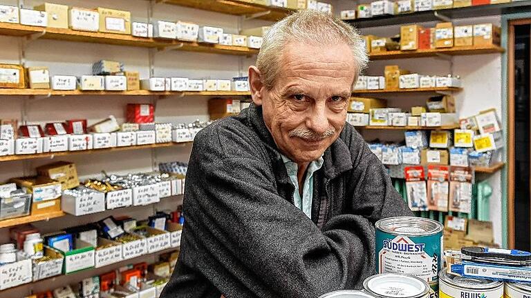 Umgeben von Hunderten von Schachteln und Dosen: „Schrauben-Sepp“ Josef Vogt in seinem Laden in der Bronnbachergasse 43. Umgeben von Hunderten von Schachteln und Dosen: „Schrauben-Sepp“ Josef Vogt in seinem Laden in der Bronnbachergasse 43.