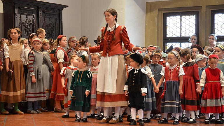Seit 125 Jahren zieht die Torturmwächtertochter Lore mit den Kindern einmal im Jahr durch die Gassen von Dinkelsbühl (Lkr. Ansbach). Die Kinder spielen bei dem Historienspiel die Hauptrolle. Seit 125 Jahren zieht die Torturmwächtertochter Lore mit den Kindern einmal im Jahr durch die Gassen von Dinkelsbühl (Lkr. Ansbach). Die Kinder spielen bei dem Historienspiel die Hauptrolle.