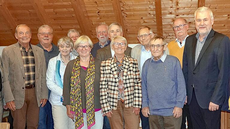 Vorsitzender Jürgen Keller und die Vorsitzende des Kreisverbandes, Pamela Nembach ehrten die verdienten Mitglieder (von links): Pamela Nembach, Wolfgang Reuchlein, Alfred Günther, Sigrid Östemer, Anneliese Handel, Sofie Rothaug, Wolfgang Piepers, Michael Albert, Hanni Reuchlein, Helmar Stumpf, Friedrich Herrlein, Rainer Maas, Jürgen Keller und Edmar Rothaug.
