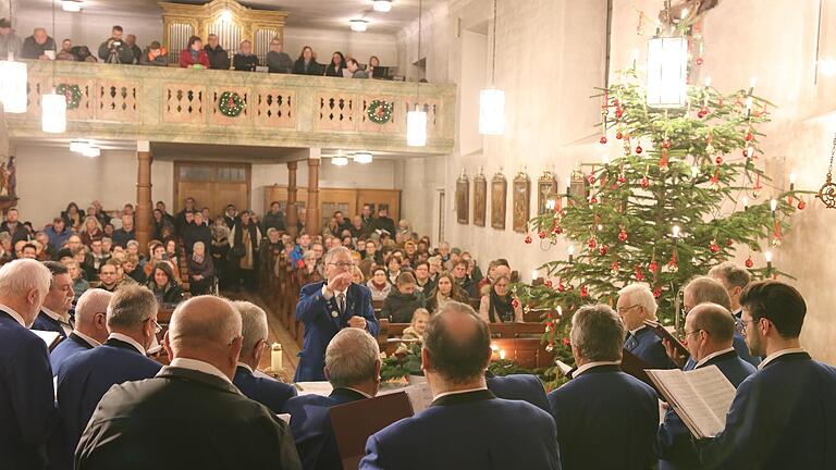 Zahlreiche Besucherinnen und Besucher waren zum Weihnachtskonzert in die Kirche in Fürnbach gekommen. Zahlreiche Besucherinnen und Besucher waren zum Weihnachtskonzert in die Kirche in Fürnbach gekommen.