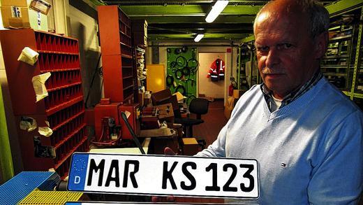 MSP oder MAR, KAR, LOH oder GEM? Bei einer nicht repräsentativen Umfrage der Main-Post sprach sich die Mehrheit für MSP-Kennzeichen aus. Immerhin über 35 Prozent der Teilnehmer hätten jedoch gern eines der Alt-Kennzeichen. Auch Werner Reiner, der beim Autohaus Willer in der Buchhaltung tätig ist, würde sich über die Rückkehr der MAR-Kennzeichen freuen. MSP oder MAR, KAR, LOH oder GEM? Bei einer nicht repräsentativen Umfrage der Main-Post sprach sich die Mehrheit für MSP-Kennzeichen aus. Immerhin über 35 Prozent der Teilnehmer hätten jedoch gern eines der Alt-Kennzeichen. Auch Werner Reiner, der beim Autohaus Willer in der Buchhaltung tätig ist, würde sich über die Rückkehr der MAR-Kennzeichen freuen.