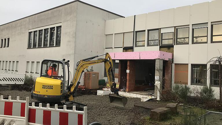 Der Eingangsbereich des Kitzinger Amtsgerichts bekommt ein neues Gesicht. Der Eingangsbereich des Kitzinger Amtsgerichts bekommt ein neues Gesicht.