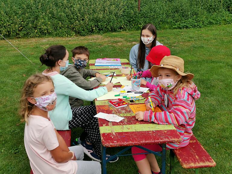 Werden hier Phantombilder angefertigt? Viel Spaß hatten die Kinder beim Basteln und Malen.