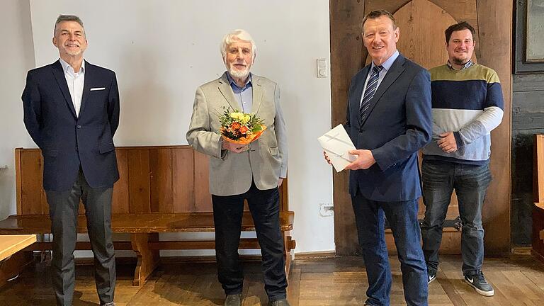 Der ehrenamtliche Stadtarchivar Peter Wesselowsky (Zweiter von links) hört im Alter von 80 Jahren auf. Mit im Bild Verwaltungsleiter Wolfgang Duscher (links), Bürgermeister Peter Juks (Zweiter von rechts) und Archivar Georg Menig. Der ehrenamtliche Stadtarchivar Peter Wesselowsky (Zweiter von links) hört im Alter von 80 Jahren auf. Mit im Bild Verwaltungsleiter Wolfgang Duscher (links), Bürgermeister Peter Juks (Zweiter von rechts) und Archivar Georg Menig.