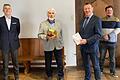 Der ehrenamtliche Stadtarchivar Peter Wesselowsky (Zweiter von links) hört im Alter von 80 Jahren auf. Mit im Bild Verwaltungsleiter Wolfgang Duscher (links), Bürgermeister Peter Juks (Zweiter von rechts) und Archivar Georg Menig.