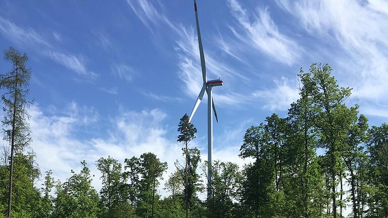 Wie die dezentrale Energiewende umgesetzt werden kann, darüber informierte sich der Verein 'Müll und Umwelt' in der Gemeinde Elfershausen im Nachbarlandkreis Bad Kissingen. Dort stehen schon Windräder. Jetzt will die Kommune ein Regionalwerk gründen und selbst erneuerbaren Strom produzieren. Wie die dezentrale Energiewende umgesetzt werden kann, darüber informierte sich der Verein 'Müll und Umwelt' in der Gemeinde Elfershausen im Nachbarlandkreis Bad Kissingen. Dort stehen schon Windräder. Jetzt will die Kommune ein Regionalwerk gründen und selbst erneuerbaren Strom produzieren. 