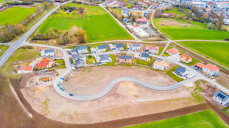 Das Wohnbaugebiet Obere Mühle in Königsberg im Frühjahr 2021. Unterstützt die Kommune Familien bei der Suche nach einem Bauplatz, gibt das Pluspunkte. Das Wohnbaugebiet Obere Mühle in Königsberg im Frühjahr 2021. Unterstützt die Kommune Familien bei der Suche nach einem Bauplatz, gibt das Pluspunkte.