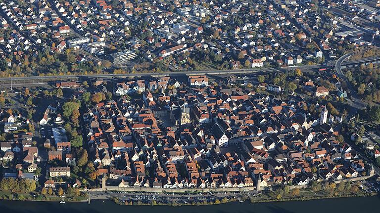 Wie wird sich Karlstadt in den kommenden Jahren entwickeln? Die Weichen dafür stellte am Donnerstag der Stadtrat mit der Verabschiedung des Haushalts 2023. Wie wird sich Karlstadt in den kommenden Jahren entwickeln? Die Weichen dafür stellte am Donnerstag der Stadtrat mit der Verabschiedung des Haushalts 2023.