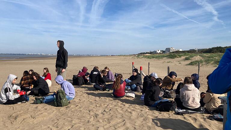 Die deutschen und französischen Jugendliche genießen ihre gemeinsame Zeit am Strand von Saint-Brévin L'Océan in der Nähe von Pornic, Frankreich.