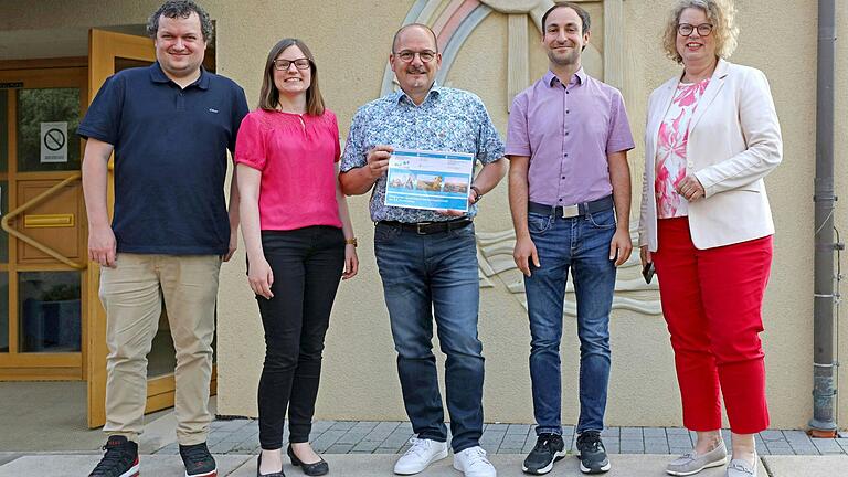 Übergabe des neuen Integrierten Ländlichen Entwicklungskonzepts (von links): Thorsten Kohl (Umsetzungsbegleiter der ILE Dorfschätze), Carina Steger (Projektleiterin bei FUTOUR GmbH), René Schlehr (Sprecher der ILE Dorfschätze),&nbsp; Veselin Kolev (Amt für Ländliche Entwicklung Unterfranken), Dr. Heike Glatzel (Geschäftsleiterin der FUTOUR GmbH).