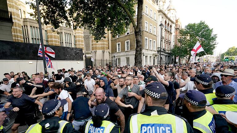 Nach Bluttat in Southport       -  In London eskalierten Proteste von Ultranationalisten.