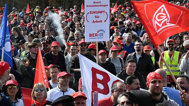 Kundgebung bei Bosch in Gerlingen       -  Beschäftigte protestierten schon im Frühjahr gegen die Sparpläne bei Bosch - nun hat der Betriebsrat erneut Widerstand angekündigt. (Archivbild)