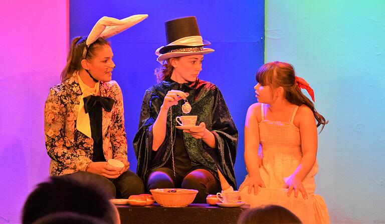 Alice im Wunderland spielte die Kinder- und Jugend-Theatergruppe der Spessartgrotte am Dienstagnachmittag vor rund 50 Zuschauern. Alice im Wunderland spielte die Kinder- und Jugend-Theatergruppe der Spessartgrotte am Dienstagnachmittag vor rund 50 Zuschauern.