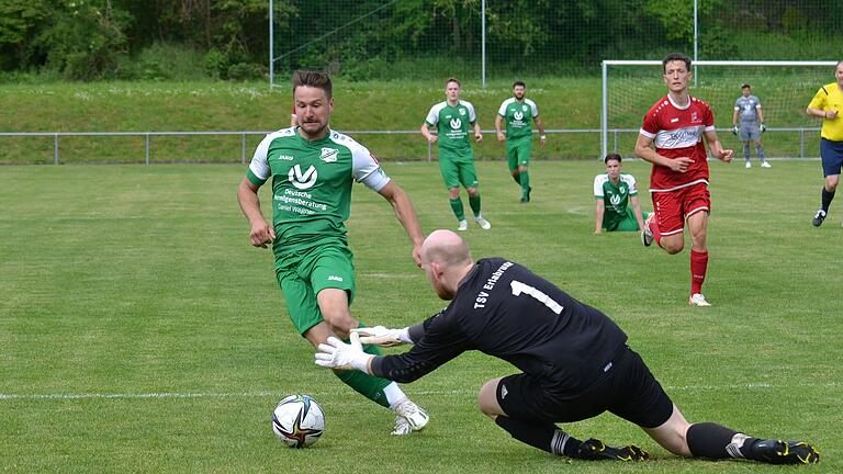 Erzielte zwei Tore für den FV Thüngersheim und auch den wichtigen 3:2-Fühungstreffer: Louis Steinmetz (links auf einem Archivbild mit Torhüter Maximilian Bienias vom TSV Erlabrunn).