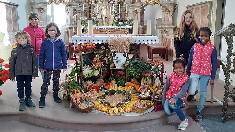 Die fleißigen Helfer haben den Obst- und Gartenbauverein Obersfeld tatkräftig beim Schmücken der Kirche unterstützt.