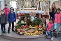 Die fleißigen Helfer haben den Obst- und Gartenbauverein Obersfeld tatkräftig beim Schmücken der Kirche unterstützt.