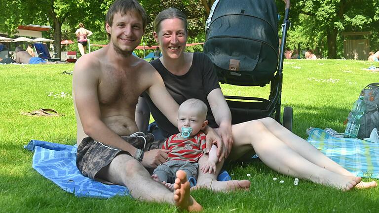 Für den kleinen Johannes war es das erste Mal, dass er mit seinen Eltern Eva und Matthias Beck ins Schwimmbad durfte.