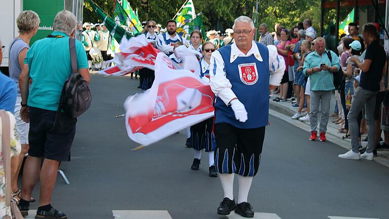 Der Festzug wurde angeführt von den Fahnenschwingern des Spielmannszuges gefolgt von den Fränkischen Herolden aus Kützbrunn