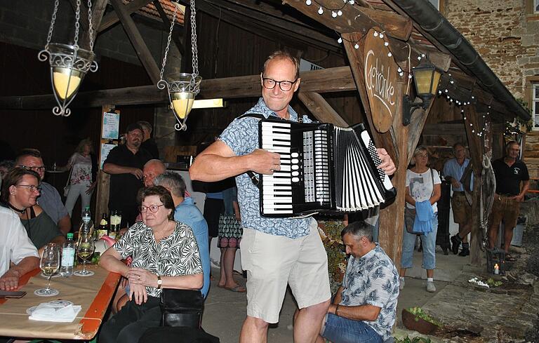 Bürgermeister Gerd Jäger unterhielt in den Pausen mit seinem Akkordeon.