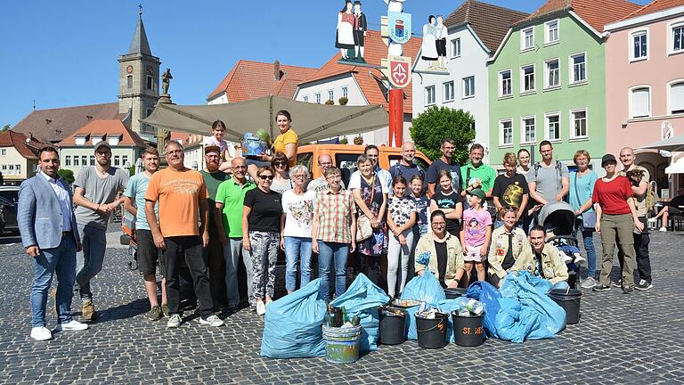 Rund um die Stadtmauer und in der Flur: Es liegt immer noch viel zu viel achtlos weggeworfener Müll herum. Nach der Sammelaktion 'Bad Neustadt bleib sauber' mit Jürgen Kircher (Vierter von links) gab es ein Dankeschön von Bürgermeister Michael Werner (links).