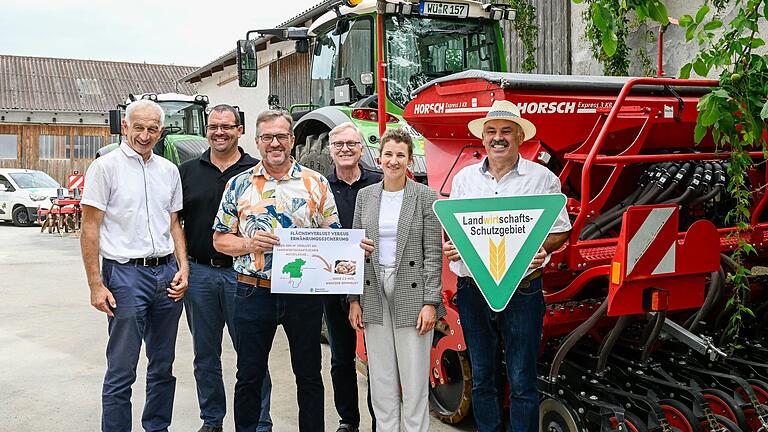 Zur Pressekonferenz lud die BBV direkt auf den Hof von Robert Geulich: (von links) Wilhelm Böhmer, Wilfried Distler, Präsident Edgar Thomas, Eugen Köhler (alle BBV), Regina Roth (AELF) und Landwirt Robert Geulich. Zur Pressekonferenz lud die BBV direkt auf den Hof von Robert Geulich: (von links) Wilhelm Böhmer, Wilfried Distler, Präsident Edgar Thomas, Eugen Köhler (alle BBV), Regina Roth (AELF) und Landwirt Robert Geulich.