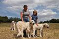 Christiane Geiger mit Sohn Emil und den jungen Herdenschutzhunden Patou (links) und Paulette. Im Hintergrund wacht Uschi.  Foto: Björn Kohlhepp       -  Christiane Geiger mit Sohn Emil und den jungen Herdenschutzhunden Patou (links) und Paulette. Im Hintergrund wacht Uschi.  Foto: Björn Kohlhepp