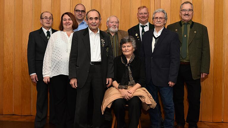 Für langjährige Treue ausgezeichnet: Auf dem Bild von links: Gerhard Müller, Vanessa Seifert, Bürgermeister Christian Luksch, Herbert Kneuker, Herbert Hörner, Elfriede Kneuker, 1. Schützenmeister Ulrich Weber, Gerhard Dremel und Helmut Pfeiffer.