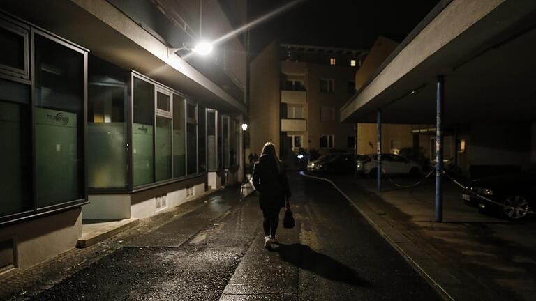 Statistisch gesehen wird jede dritte Frau in ihrem Leben Opfer von physischer oder sexueller Gewalt. Statistisch gesehen wird jede dritte Frau in ihrem Leben Opfer von physischer oder sexueller Gewalt.