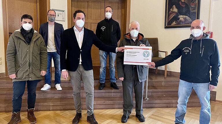 Der Türkisch-islamische Kulturverein spendet 1000 Euro für den Inklusionsspielplatz der Stadt Lohr. Im BIld (von links): Emre Oymak, Marcel Brunner, Mario Paul, Heiko Schramm, Hanifi Oymak und Jörg Höhlein.