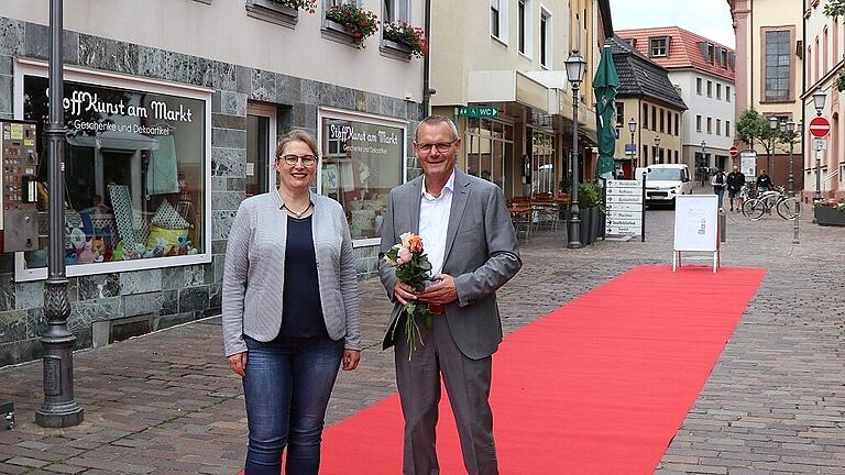 Géraldine Barrois, Vorsitzende der Werbegemeinschaft, und Bürgermeister Thomas Stamm rollten in Marktheidenfeld einen von vielen roten Teppichen aus, die an diesem Wochenende im ganzen Landkreis zu sehen sind. Géraldine Barrois, Vorsitzende der Werbegemeinschaft, und Bürgermeister Thomas Stamm rollten in Marktheidenfeld einen von vielen roten Teppichen aus, die an diesem Wochenende im ganzen Landkreis zu sehen sind.