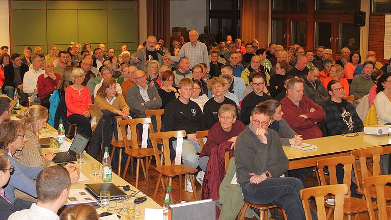 Volles Haus bei der Info-Veranstaltung zum bevorstehenden Bürgerbegehren in Abtswind. Zur Zukunft der Kläranlage hatten die Bürgerinnen und Bürger einige Fragen an die Fachleute. Volles Haus bei der Info-Veranstaltung zum bevorstehenden Bürgerbegehren in Abtswind. Zur Zukunft der Kläranlage hatten die Bürgerinnen und Bürger einige Fragen an die Fachleute.