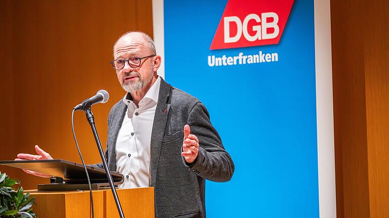 Beim Jahresempfang des DGB Unterfranken in Schweinfurt mahnte Regionsgeschäftsführer Frank Firsching vor der zunehmenden Tarifflucht in Unternehmen hierzulande.