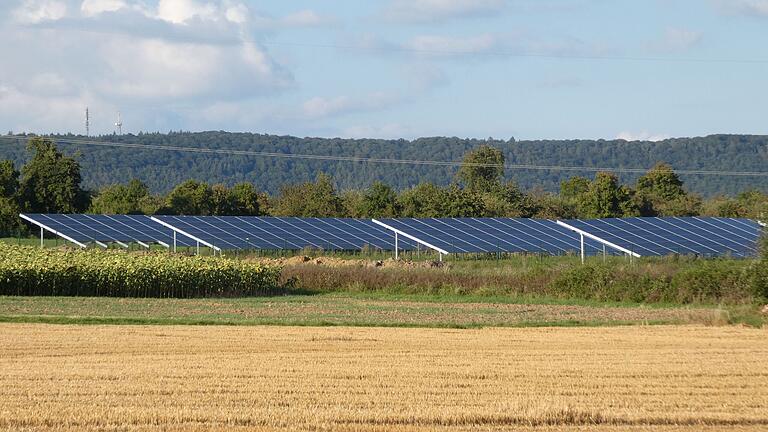 Eine Photovoltaik-Freiflächenanlage, ähnlich wie auf diesem Symbolfoto, soll nahe Tretzendorf entstehen.