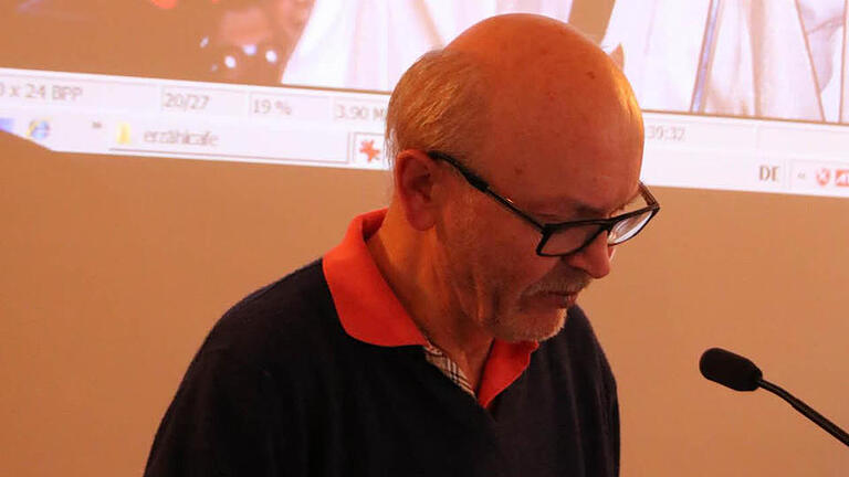 Dieter Britz im Erzählafé, das Bild von Papst Johannes Paul II hat er 1980 geschossen. Foto: Thomas Malz       -  Dieter Britz im Erzählafé, das Bild von Papst Johannes Paul II hat er 1980 geschossen. Foto: Thomas Malz