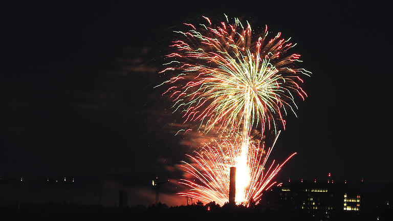 Farbenexplosion am Himmel: Mit einem Feuerwehr wurde das Schweinfurter Volksfest eröffnet.