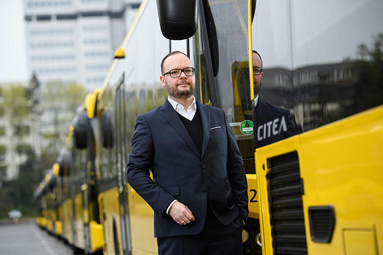 David Rollik steht zwischen zahlreichen Bussen auf einem Betriebshof der Berliner Verkehrbetriebe (BVG) im Stadteil Charlottenburg in Berlin. David Rollik steht zwischen zahlreichen Bussen auf einem Betriebshof der Berliner Verkehrbetriebe (BVG) im Stadteil Charlottenburg in Berlin.