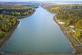 Halbzeit: 700 000 Kubikmeter Wasser sind aus dem Ellertshäuser See schon abgeflossen. Das Luftbild zeigt deutlich, weit weit die Uferbereiche schon trockengefallen sind.