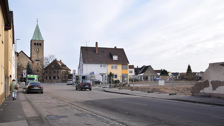 Von Hauptstraße 17 bis 21 in der Nähe des Sennfelder Plans klafft derzeit eine große Lücke in der Häuserzeile. Dort werden als Projekt der Innenentwicklung neue Wohnungen gebaut. Von Hauptstraße 17 bis 21 in der Nähe des Sennfelder Plans klafft derzeit eine große Lücke in der Häuserzeile. Dort werden als Projekt der Innenentwicklung neue Wohnungen gebaut.
