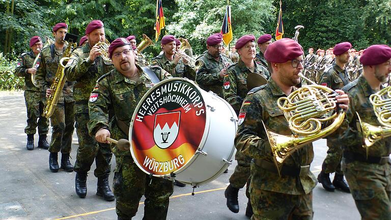 Auch das Heeresmusikkorps marschierte durch das Festgelände.